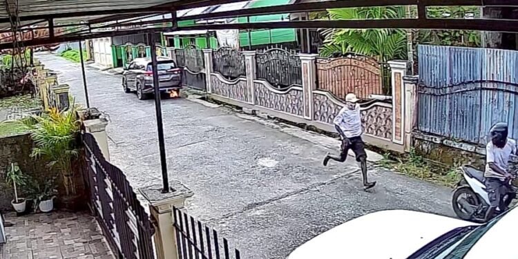 Terekam CCTV Dua Pemuda Lakukan Percobaan Pembakaran Disalahsatu Perumahan di Mimika