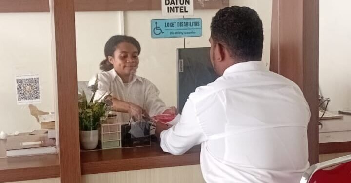 Komitmen Proses Hukum Peredaran Miras Lokal, Polsek Miktim Serahkan Berkas Penjual Sopi ke Kejari Mimika