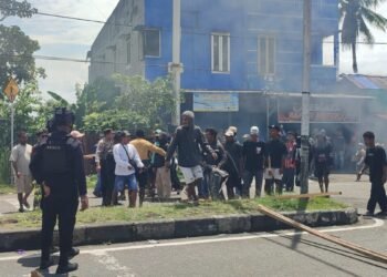 Warga Palang Palang Jalan Ahmad Yani Timika, Diduga Kasus Penikaman