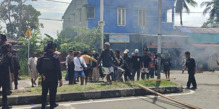 Warga Palang Palang Jalan Ahmad Yani Timika, Diduga Kasus Penikaman