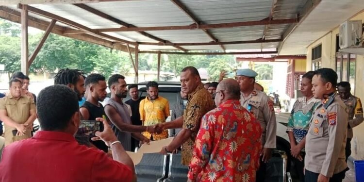 Polres Mimika Bebaskan 21 Warga Yang Diamankan Terkait Konflik Kwamki Narama