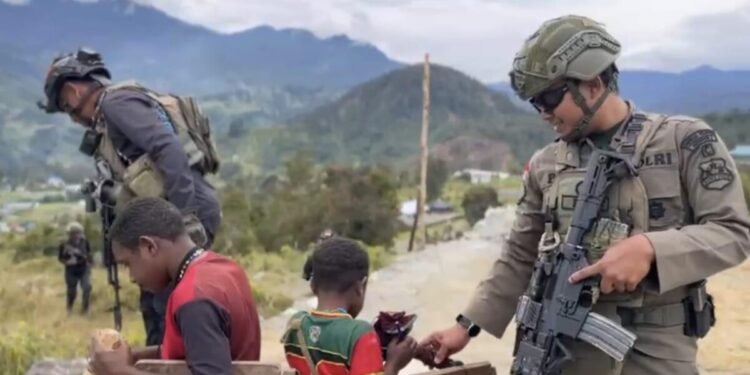 Satgas Damai Cartenz Lakukan Patroli Dialogis dan Beri Bantuan Kesehatan Kepada Warga Distrik Sinak