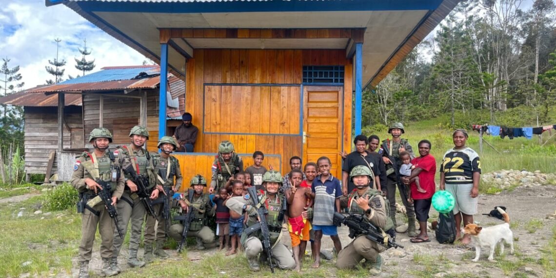 Berikan Sentuhan Hangat Polisi Hadir di Kampung Yunabol Pegunungan Bintang