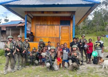 Berikan Sentuhan Hangat Polisi Hadir di Kampung Yunabol Pegunungan Bintang