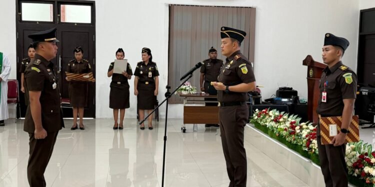 Rotasi Jabatan, Kajari Mimika Lantik Kasi Intel Kejari Mimika Yang Baru