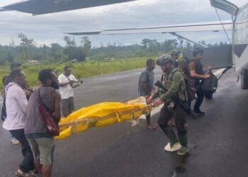 Satgas Damai Cartenz Lakukan Evakuasi Pilot Smart Air, Jenazah Dibawa ke Mimika