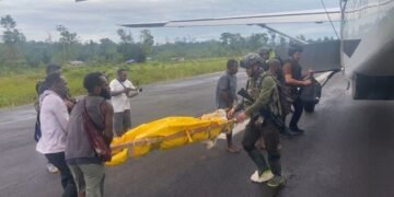 Satgas Damai Cartenz Lakukan Evakuasi Pilot Smart Air, Jenazah Dibawa ke Mimika