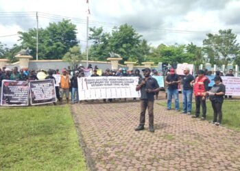 Karyawan Moker Lakukan Aksi di Kantor DPRK Mimika, Minta Bentuk Pansus Tindak Lanjuti Putusan MA