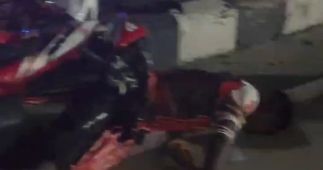 Tabrak Bundaran Petrosea Mimika Seorang Pria Tergeletak dan Alami Luka di Kepala