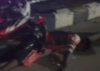 Tabrak Bundaran Petrosea Mimika Seorang Pria Tergeletak dan Alami Luka di Kepala