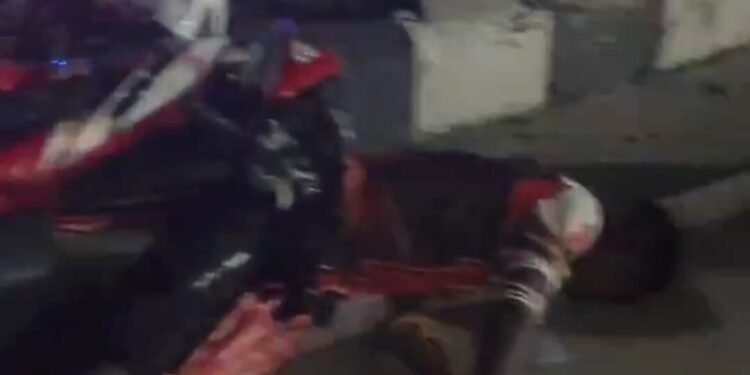 Tabrak Bundaran Petrosea Mimika Seorang Pria Tergeletak dan Alami Luka di Kepala