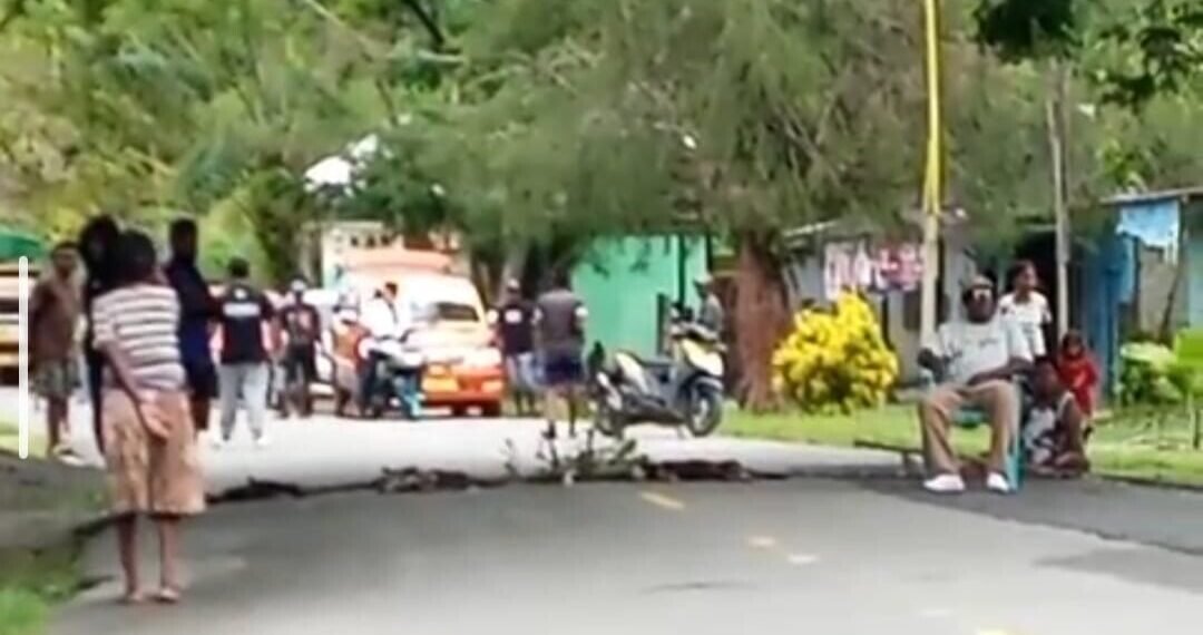 Warga Kampung Kaugapu Palang Jalan Poros Timika Pomako, Kadistrik : Bukan Karena Anjing Dipotas Tapi Masalah Tanah