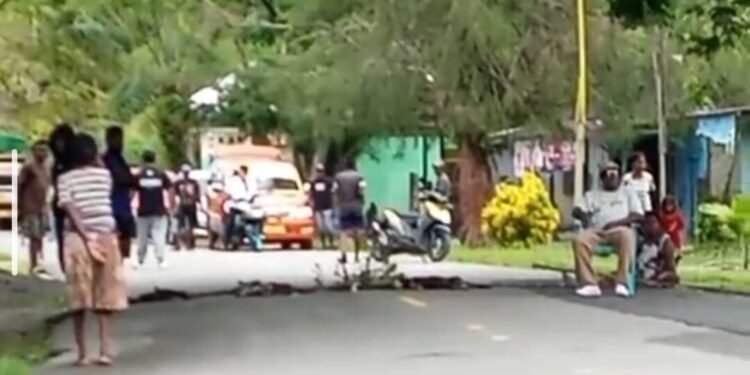 Warga Kampung Kaugapu Palang Jalan Poros Timika Pomako, Kadistrik : Bukan Karena Anjing Dipotas Tapi Masalah Tanah