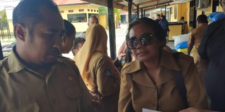 Guru SMPN 5 Mimika Ditinju Matanya Hingga Memar Oleh Orang Tua Siswa Karena Tegur Anaknya Main Basket Saat Pelajaran