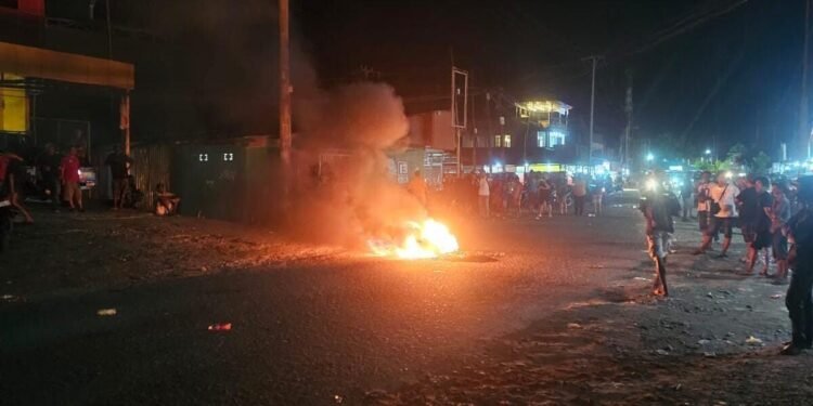 Tiga Orang Jadi Korban Saat Polisi Bubarkan Blokade Jalan Oleh Pendulang di Mimika, Kapolres : Kami Bertindak Sesuai SOP