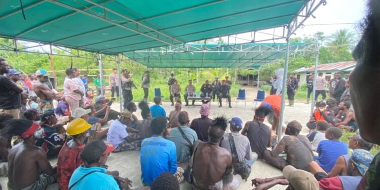 Kapolda Papua Tengah Bersama Bupati Mimika dan Tim Pantau Kapiraya dan Temui Masyarakat