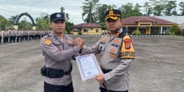 Kapolres Mimika Beri Penghargaan Kepada Personil Berprestasi Dalam Olahraga