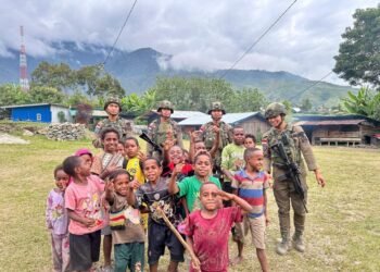 Perkuat Rasa Aman Satgas Damai Cartenz Terus Lakukan Pendekatan Humanis