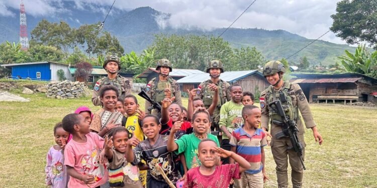 Perkuat Rasa Aman Satgas Damai Cartenz Terus Lakukan Pendekatan Humanis