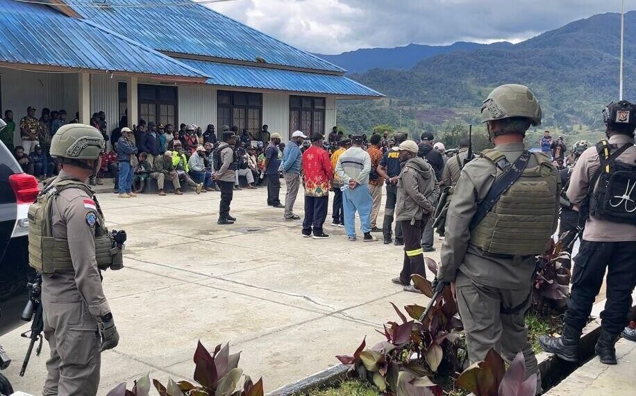 Aparat Gabungan Satgas Ops Damai Cartenz dan Polres Lakukan Pengawalan Aksi Unjuk Rasa Masyarakat di Ilaga