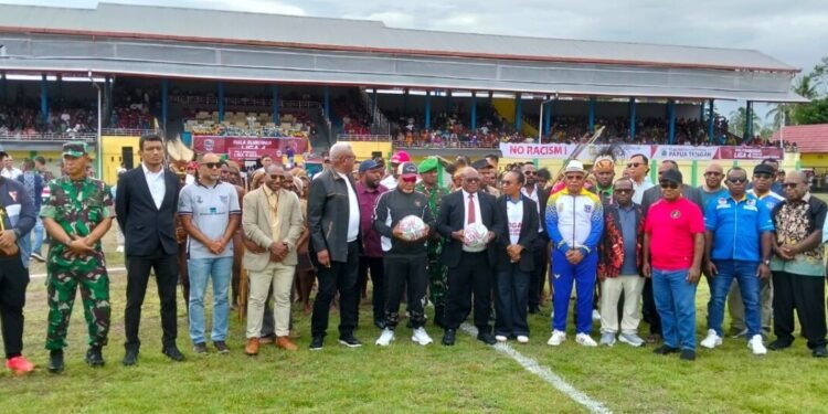 Buka Turnamen Piala Gubernur Liga 4 Zona Papua Tengah Musim 2025/2026 Ini Pesan Gubernur Papua Tengah Meki Fritz Nawipa