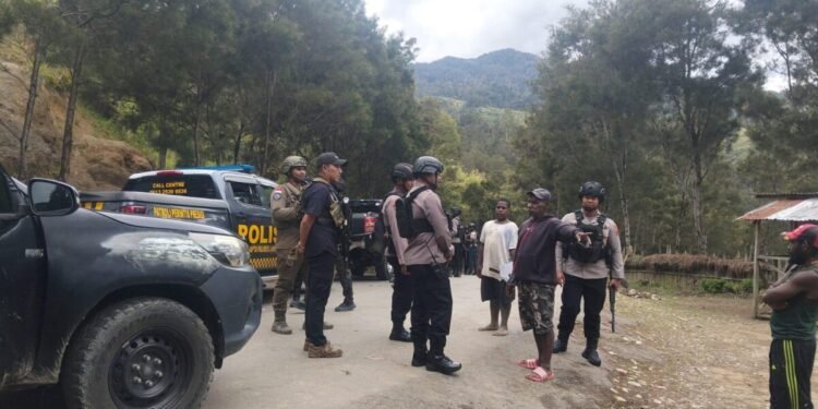 Jamin Rasa Aman Masyarakat, Satgas Damai Cartenz dan Polres Lanny Jaya Lakukan Patroli