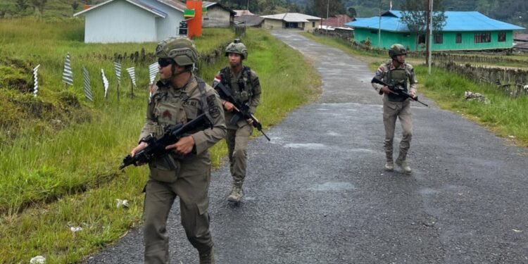 Satgas Damai Cartenz Berikan Rasa Aman bagi Masyarakat di Distrik Sinak Kabupaten Puncak