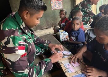TNI Dorong Anak-Anak Papua Gemar Membaca dan Menulis di Tolikara