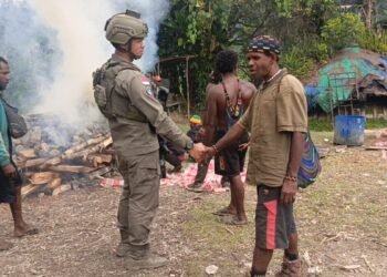 Patroli Humanis di Intan Jaya, Satgas Ops Damai Cartenz Duduk dan Berdialog dengan Warga