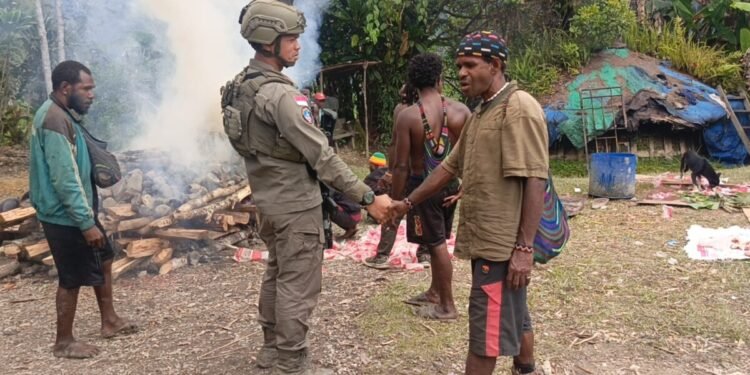 Patroli Humanis di Intan Jaya, Satgas Ops Damai Cartenz Duduk dan Berdialog dengan Warga