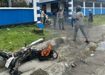 Diduga Karena Cewek Pelajar di Mimika Terlibat Tawuran, Satu Motor Dibakar