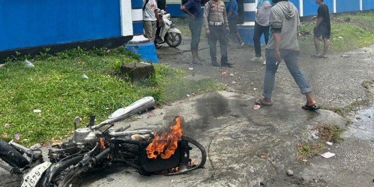 Diduga Karena Cewek Pelajar di Mimika Terlibat Tawuran, Satu Motor Dibakar