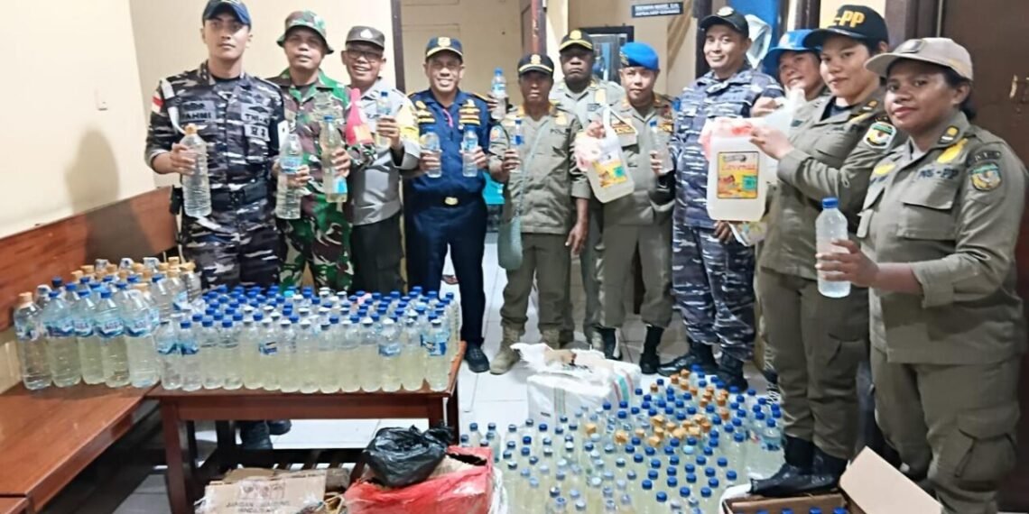 Sweeping Gabungan Penumpang Kapal KM Sirimau Di Pelabuhan Pomako Unsur Gabungan Amankan 280 Liter Miras Sopi