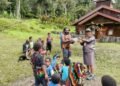 Warga Distrik Hoeya Dua Hari Jalan Kaki Untuk Membeli Sembako, Adolina Magal Anggota DPRK Komisi II Jalur Khusus/Pengangkatan Desak Pemkab Mimika Percepat Pembangunan Laper Hoeya
