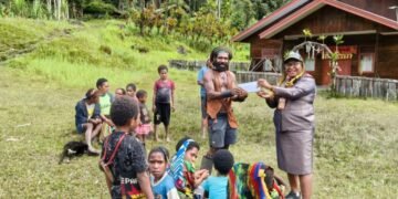 Warga Distrik Hoeya Dua Hari Jalan Kaki Untuk Membeli Sembako, Adolina Magal Anggota DPRK Komisi II Jalur Khusus/Pengangkatan Desak Pemkab Mimika Percepat Pembangunan Laper Hoeya