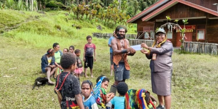Warga Distrik Hoeya Dua Hari Jalan Kaki Untuk Membeli Sembako, Adolina Magal Anggota DPRK Komisi II Jalur Khusus/Pengangkatan Desak Pemkab Mimika Percepat Pembangunan Laper Hoeya