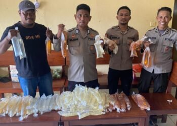 Personil Gabungan Gagalkan Penyelundupan Puluhan Liter Miras Lokal Jenis Sopi di Pelabuhan Poumako