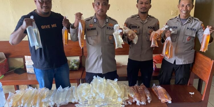 Personil Gabungan Gagalkan Penyelundupan Puluhan Liter Miras Lokal Jenis Sopi di Pelabuhan Poumako