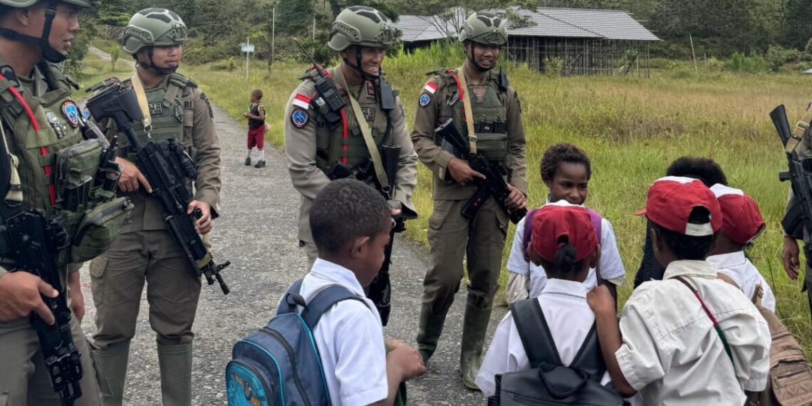 Patroli Humanis Satgas Damai Cartenz di Kampung Kabiding di Oksibil