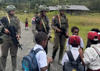 Patroli Humanis Satgas Damai Cartenz di Kampung Kabiding di Oksibil