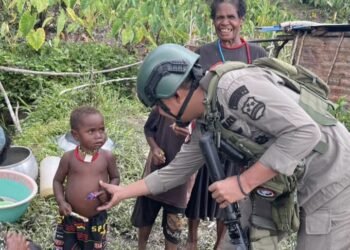 Sentuhan Humanis di Sinak: Satgas Damai Cartenz Bangun Kepercayaan Lewat Interaksi Anak-anak