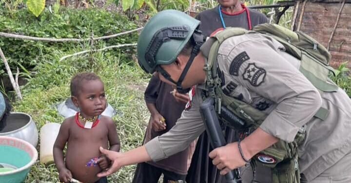 Sentuhan Humanis di Sinak: Satgas Damai Cartenz Bangun Kepercayaan Lewat Interaksi Anak-anak