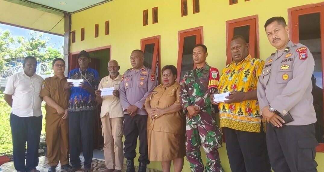 Kepala Distrik MTJ Priska Kuum Serahkan Bansos PKH Tahap 1 2026