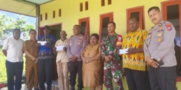 Kepala Distrik MTJ Priska Kuum Serahkan Bansos PKH Tahap 1 2026