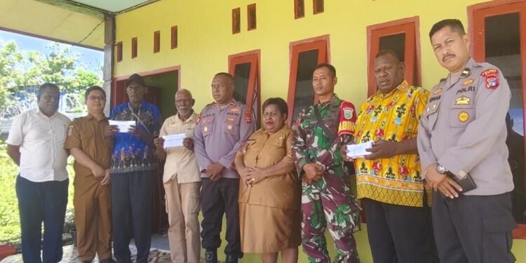 Kepala Distrik MTJ Priska Kuum Serahkan Bansos PKH Tahap 1 2026