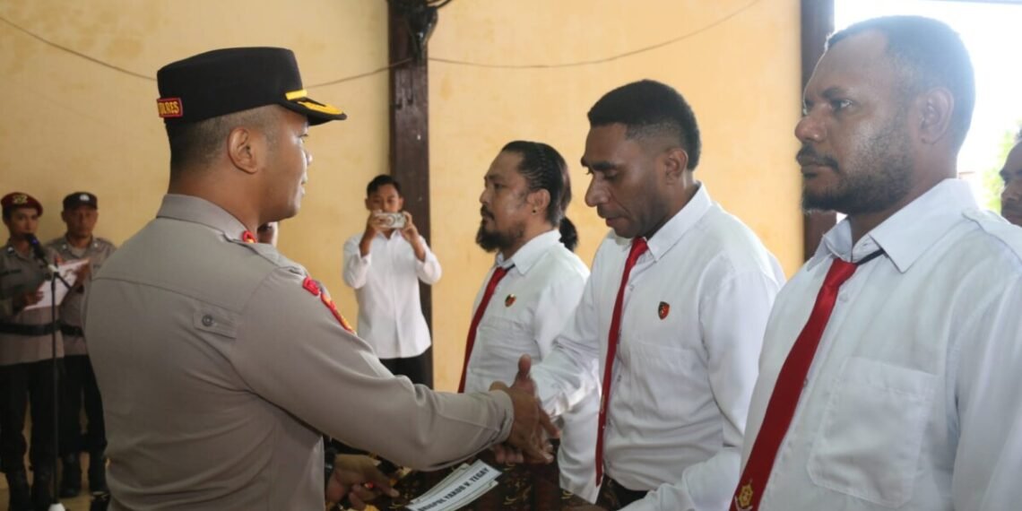 Kapolres Vox Dei Berikan Reward Kepada Personel Reskrim Polres Jayapura Usai Ungkap Kasus Bayi di Moria