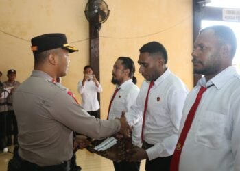 Kapolres Vox Dei Berikan Reward Kepada Personel Reskrim Polres Jayapura Usai Ungkap Kasus Bayi di Moria