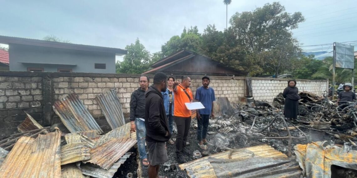 Polres Jayapura Olah TKP Kebakaran Dua Unit Rumah dan Bengkel di Depan Stadion Lukas Enembe Sentani
