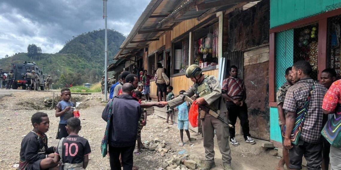 Hadirkan Pendekatan Diri dengan Masyarakat, Personel Ops Damai Cartenz Berbagi di Sinak