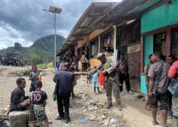 Hadirkan Pendekatan Diri dengan Masyarakat, Personel Ops Damai Cartenz Berbagi di Sinak